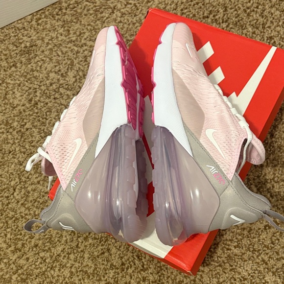 Women’s Nike Air 270 Shoes - Picture 3 of 8